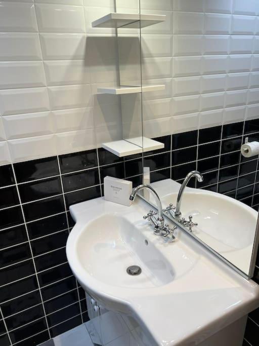 Le Paris Eiffel - Appartement Cosy En Plein Centre Bourgoin-Jallieu Exterior photo